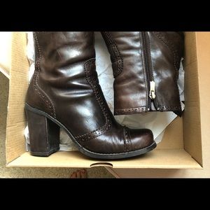 Victoria’s Secret Windsor leather boots, brown.